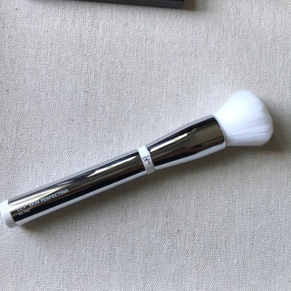 it cosmetics Other - It Cosmetics Skin CC+ Perfecting Brush #702